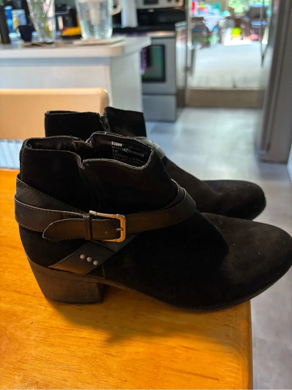 Ladies Black 9M boots